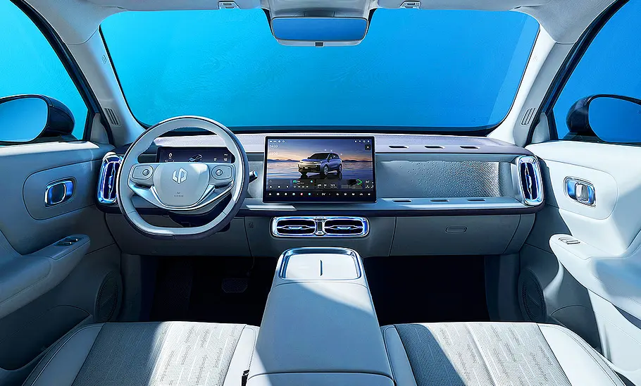Blick auf die Armaturen im Innenraum des Leapmotor B10 (2025).