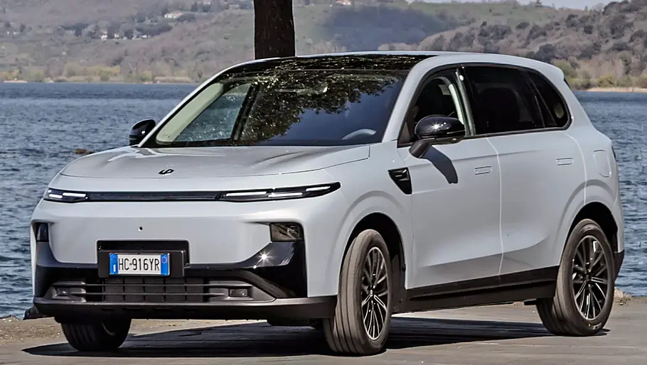 Blick von schräg vorne auf den fahrenden Leapmotor B10 Hybrid EV.