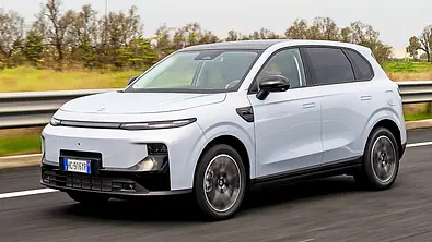 Blick von schräg vorne auf den fahrenden Leapmotor B10 Hybrid EV. - Foto: Leapmotor