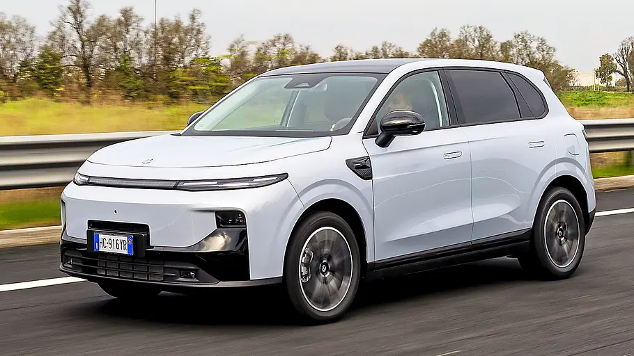 Leapmotor B10 Hybrid EV Blick von schräg vorne auf den fahrenden Leapmotor B10 Hybrid EV.
