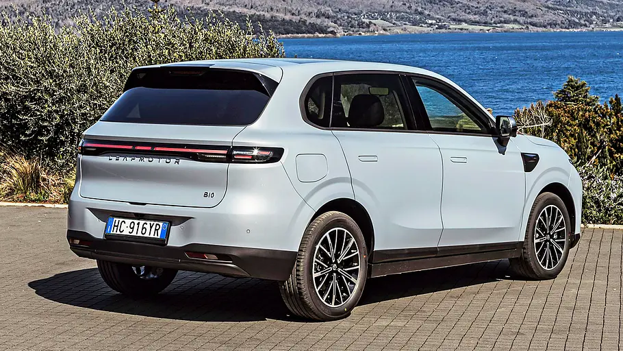 Leapmotor B10 Hybrid EV Blick von schräg hinten auf den fahrenden Leapmotor B10 Hybrid EV.