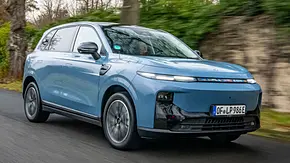 Der Leapmotor B10 fahrend von schräg vorne rechts. - Foto: Leapmotor Der Leapmotor B10 fahrend von schräg vorne rechts. - Foto: Leapmotor