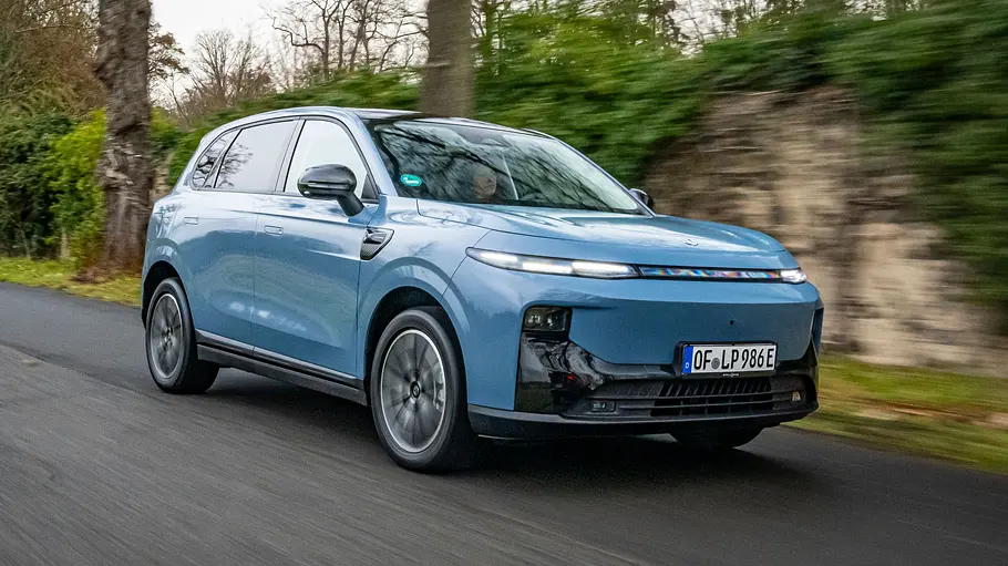 Leapmotor B10 Leasing-News Der Leapmotor B10 fahrend von schräg vorne rechts.