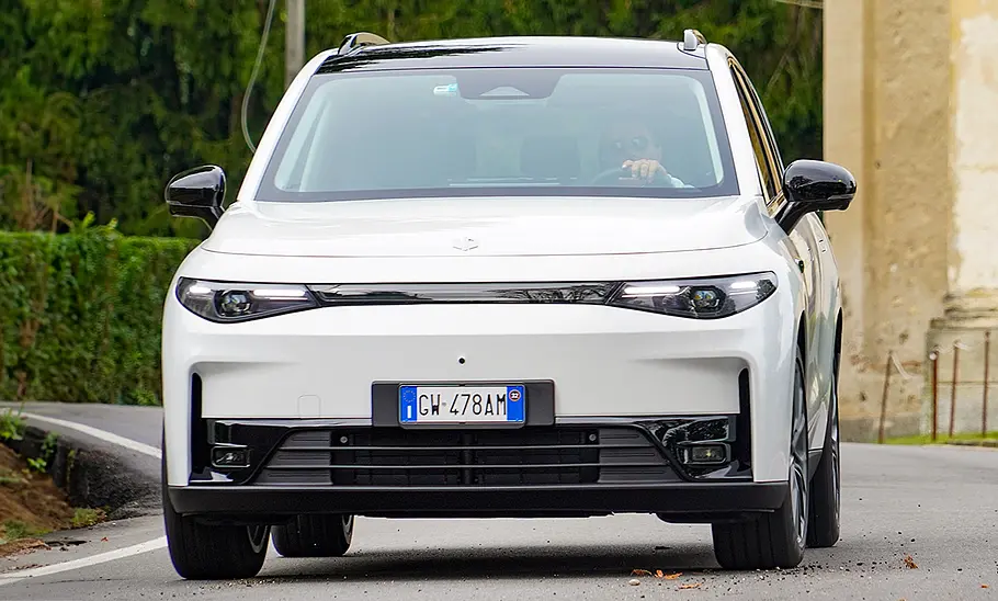 Leapmotor C10 (2025) Der Leapmotor C10 (2025) fährt über eine Straße, von vorne fotografiert.
