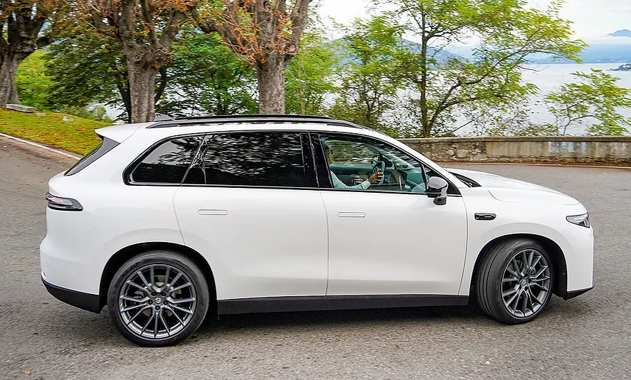 Leapmotor C10 (2025) Der Leapmotor C10 (2025) fährt über eine Straße, von der Seite fotografiert.