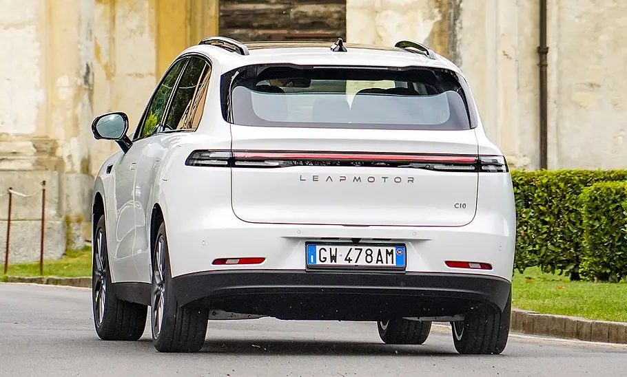Leapmotor C10 (2025) Der Leapmotor C10 (2025) fährt über eine Straße, von hinten fotografiert.