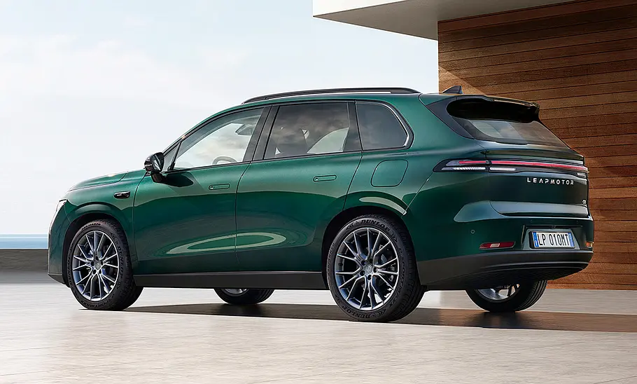 Leapmotor C10 (2024) Der Leapmotor C10 (2024) stehend von schräg hinten fotografiert.