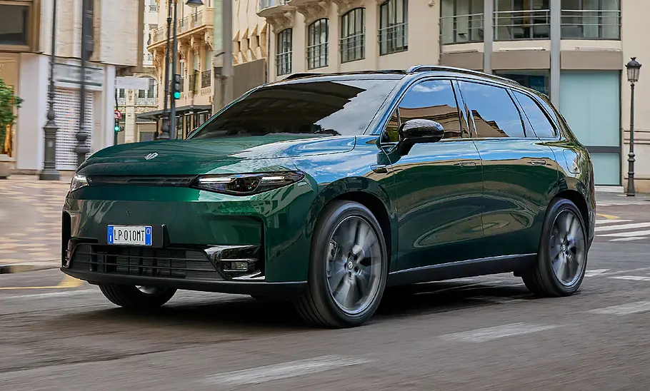 Leapmotor C10 (2024) Der Leapmotor C10 (2024) fahrend von schräg vorne fotografiert.