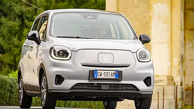 Der Leapmotor T03 (2024) fährt über eine Straße, von schräg vorne fotografiert. - Foto: Leapmotor
