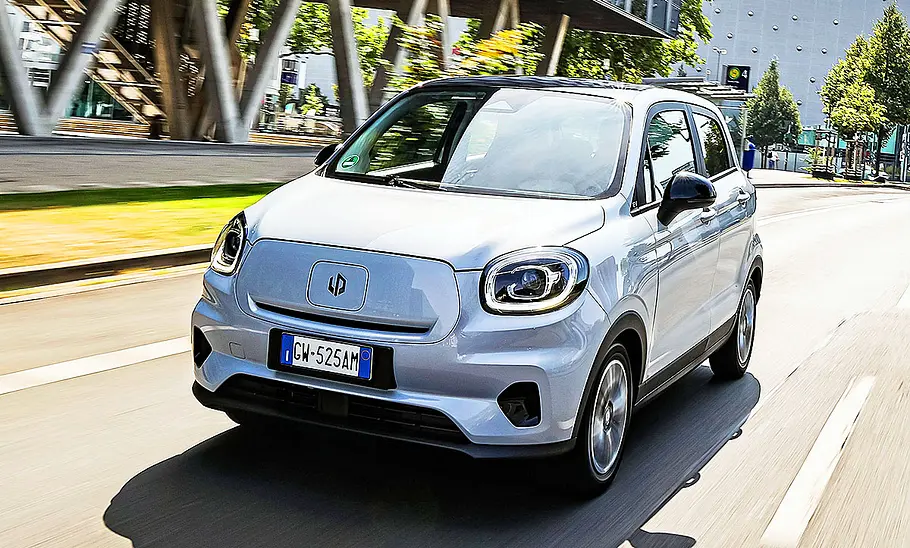 Leapmotor T03 Blick von schräg vorne auf den fahrenden Leapmotor T03.