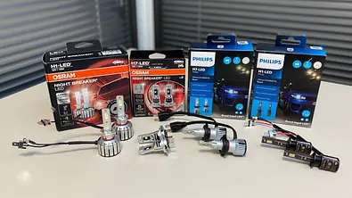 Led-Leuchten zum Nachrüsten von Osram und Philips auf einem Tisch. - Foto: Auto Zeitung