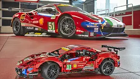 Lego Technic Ferrari 488 GTE AF Corse #51 im Vordergrund, dahinter das originale Fahrzeug. - Foto: Lego Lego Technic Ferrari 488 GTE AF Corse #51 im Vordergrund, dahinter das originale Fahrzeug. - Foto: Lego