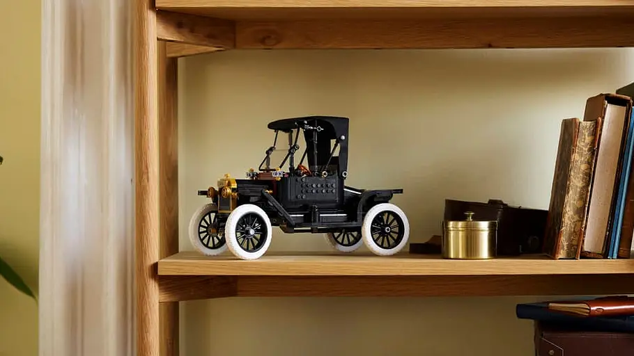 Das Ford Model T von Lego Icons steht in einem Bücherregal.