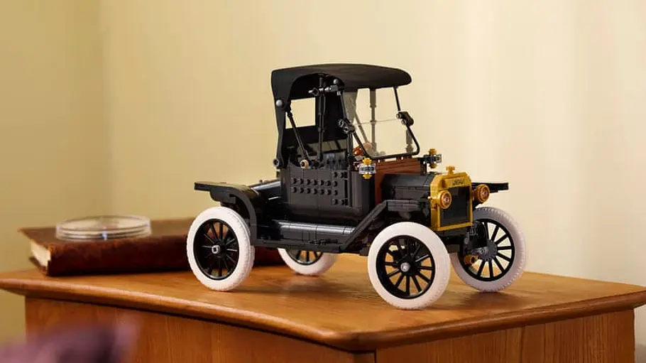 Das Ford Model T von Lego Icons steht auf einem Tisch.