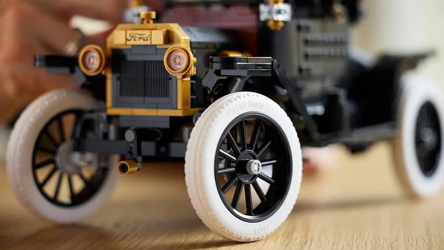 Die eingeschlagenen Vorderräder und der Kühlergrill des Lego Icons Ford Model T im Detail.