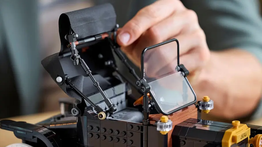 Eine Hand öffnet das Verdeck des Lego Icons Ford Model T.
