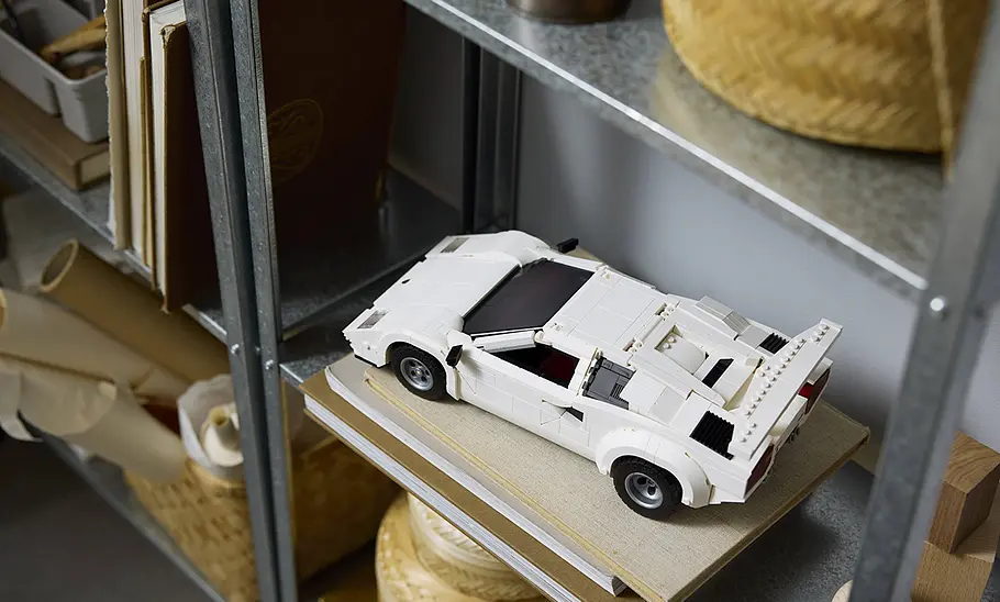 Lego Icons Lamborghini Countach 5000 Quattrovalvole (10337) im Regal.