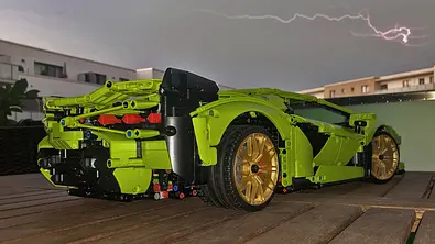 Der Lego Technic Lamborghini Sián seitlich von hinten. - Foto: AUTO ZEITUNG
