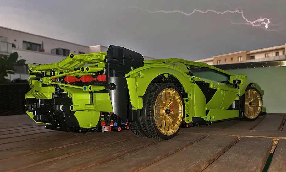 Lamborghini Sián: Lego-Technic-Bausatz Der Lego Technic Lamborghini Sián seitlich von hinten.