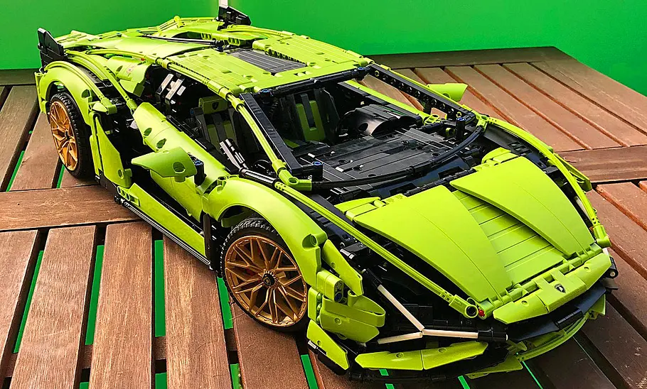 Lamborghini Sián: Lego-Technic-Bausatz Der Lego Technic Lamborghini Sián fotografiert von vorne.
