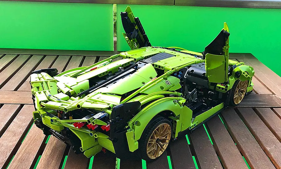 Lamborghini Sián: Lego-Technic-Bausatz Der Lego Technic Lamborghini Sián von hinten mit geöffneten Türen.