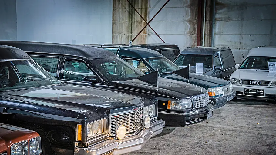 Diverse Leichenwagen statisch von schräg vorne fotografiert. 
