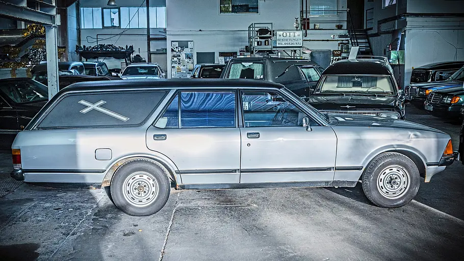 Ford Granada Leichenwagen statisch von der Seite fotografiert. 