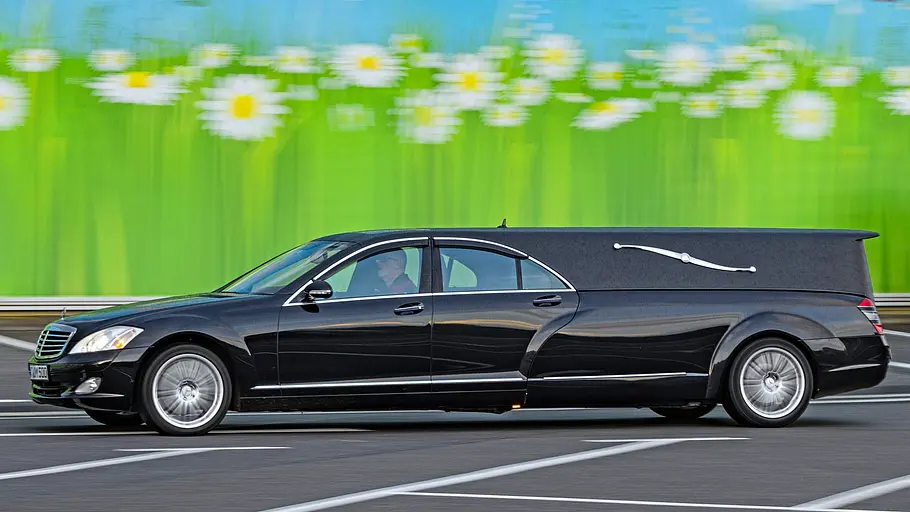 Mercedes 500 SEL fahrend von der Seite fotografiert. 