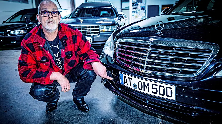 Das Kennzeichen des Mercedes 500 SEL Leichenwagen.