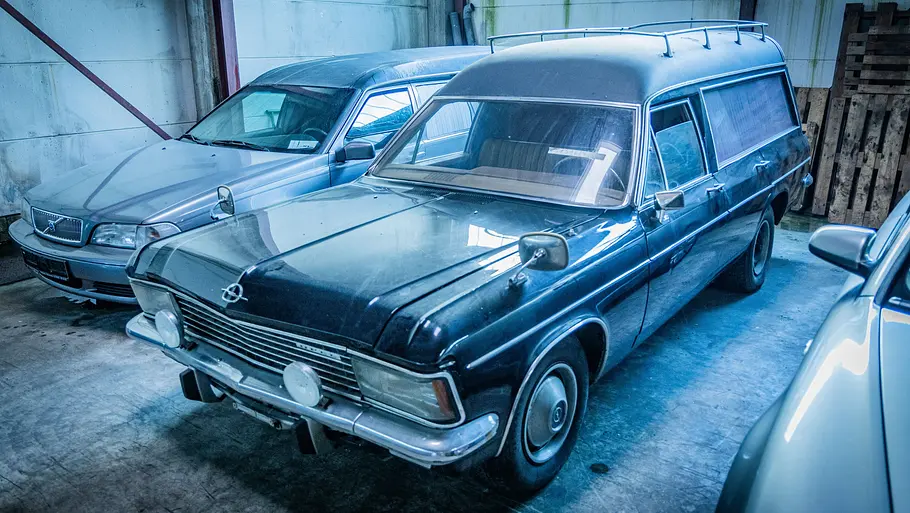 Opel Admiral B Leichenwagen statisch von schräg vorne fotografiert. 
