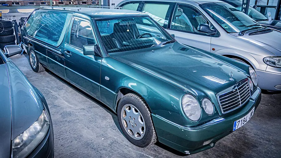 Mercedes T124 Leichenwagen statisch von schräg vorne fotografiert. 