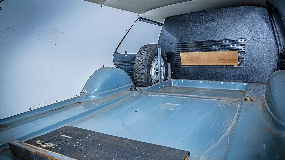 Der Laderaum des Ford Granada Leichenwagen. 
