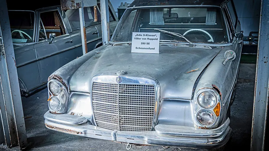 Mercedes W108 Leichenwagen statisch von schräg vorne fotografiert. 