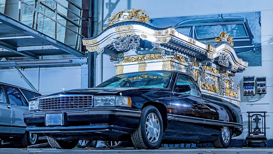 Cadillac Leichenwagen statisch von schräg vorne fotografiert. 