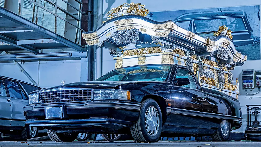 Cadillac Fleetwood Leichenwagen statisch von schräg vorne fotografiert. 