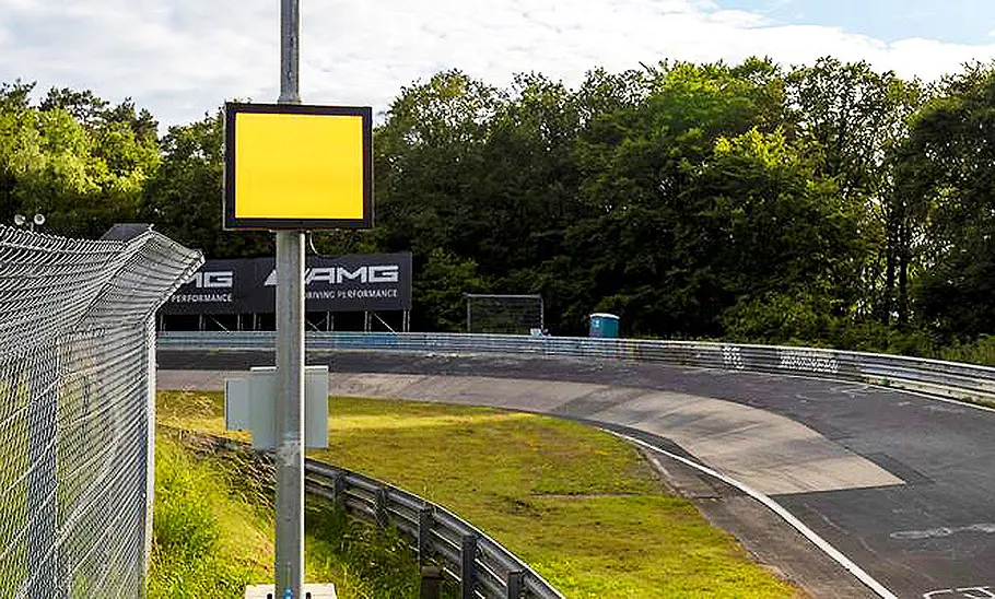 Blick auf eine Leuchttafel am Nürburgring.