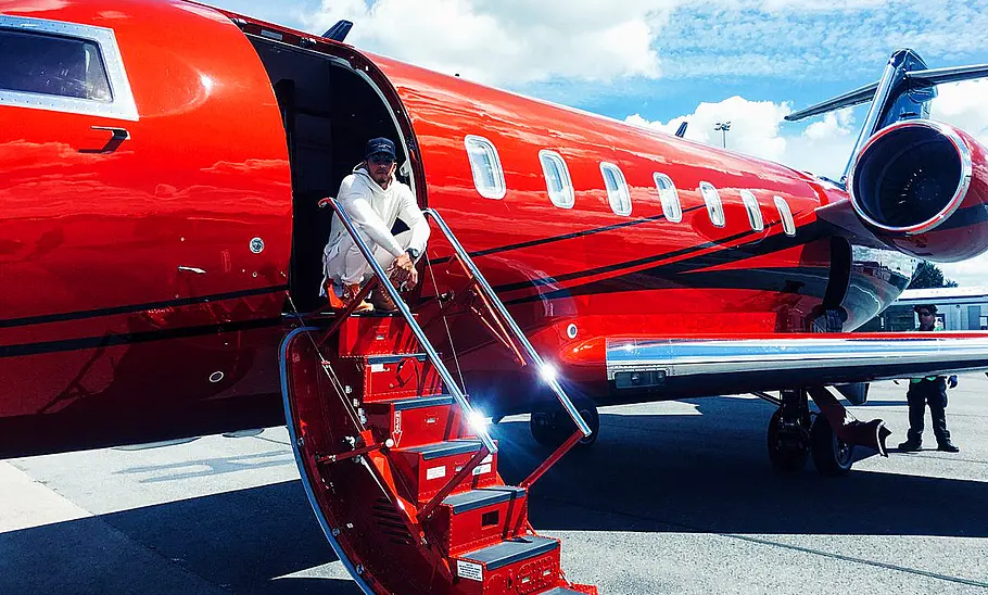 Lewis Hamilton Auf den Stufen eines Privatjets, das er mittlerweile verkauft hat.