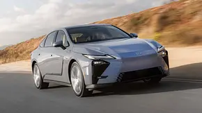 Der Lexus ES fährt auf einer Straße vor einer Düne, von vorne fotografiert. - Foto: Lexus