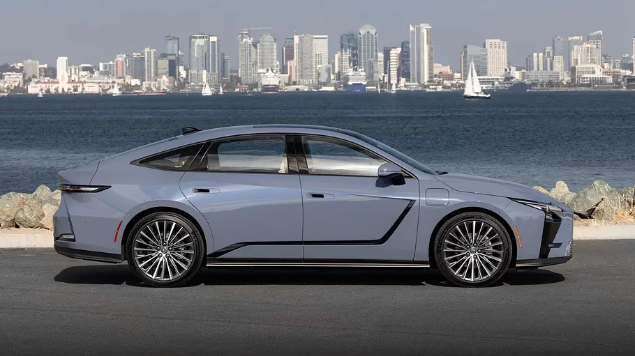 Der Lexus ES steht vor einem Gewässer und einer Skyline, von rechts fotografiert.