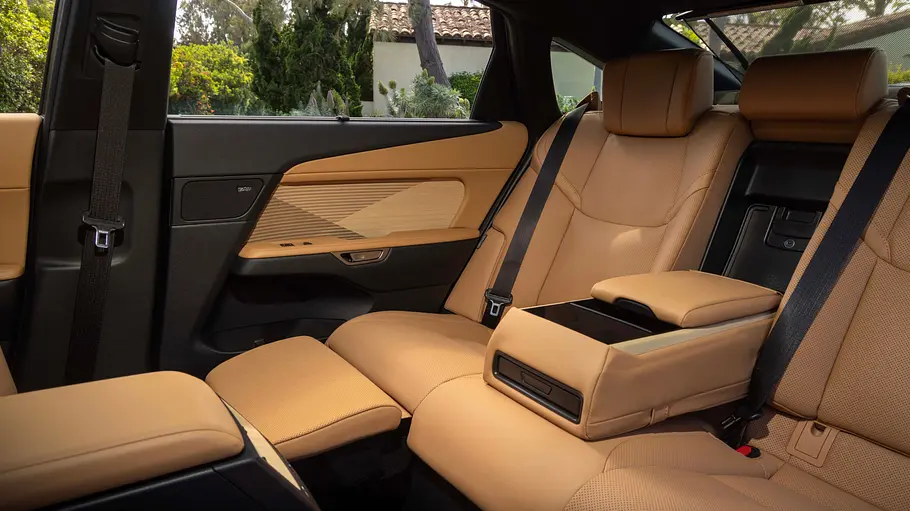 Die Rücksitze des Lexus ES, der rechts Sitz verfügt über eine ausgeklappte Beinauflage.