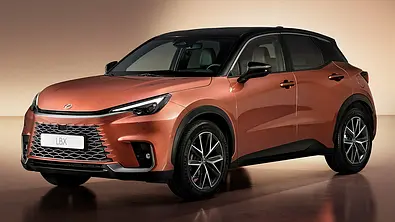 Der Lexus LBX (2024) steht in Studioumgebung, von vorne links fotografiert. - Foto: Lexus