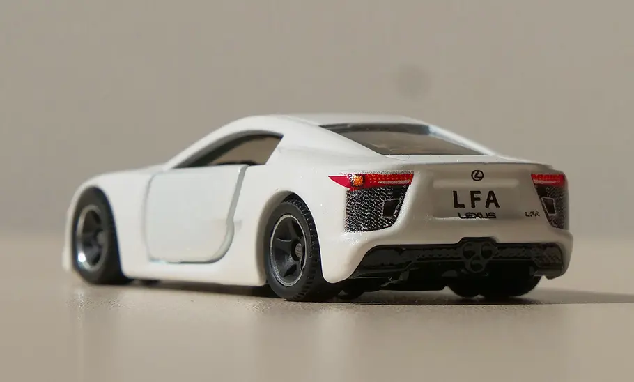 Lexus LFA von Matchbox; Modellauto; Spielzeugauto; Außenansicht; Heckansicht
