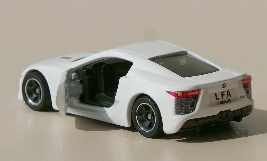 Lexus LFA von Matchbox; Modellauto; Spielzeugauto; Außenansicht; geöffnete Türen; Heckansicht; Draufsicht