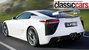 Der Lexus LFA (2012) fahrend von schräg hinten. - Foto: Lexus
