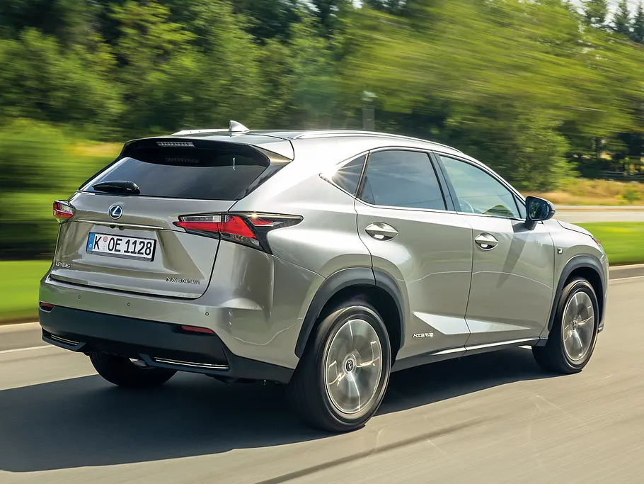 Test: Lexus NX 300h AWD F-Sport Lexus NX 300h AWD F-Sport SUV Test Hybrid Bilder technische Daten Heck