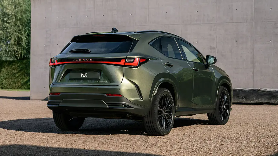 Lexus NX Facelift Das Lexus NX Facelift statisch von schräg hinten rechts.