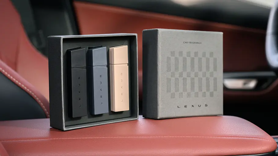 Lexus NX Facelift Innenraumdüfte des Lexus Sensory Concierge-Systems in einer Box auf der Mittelkonsole im Lexus NX Facelift.