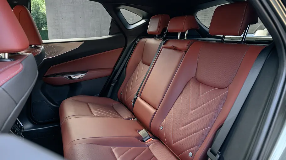 Lexus NX Facelift Blick durch das geöffnete Fenster hinten links auf die Rückbank des Lexus NX Facelift.