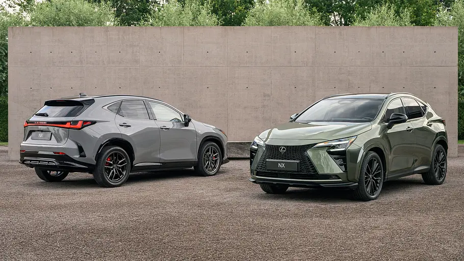 Lexus NX Facelift Das Lexus NX Facelift statisch von schräg hinten (links, Plug-in-Hybrid in Hellgrau) sowie schräg vorne (rechts, Vollhybrid in Grün).