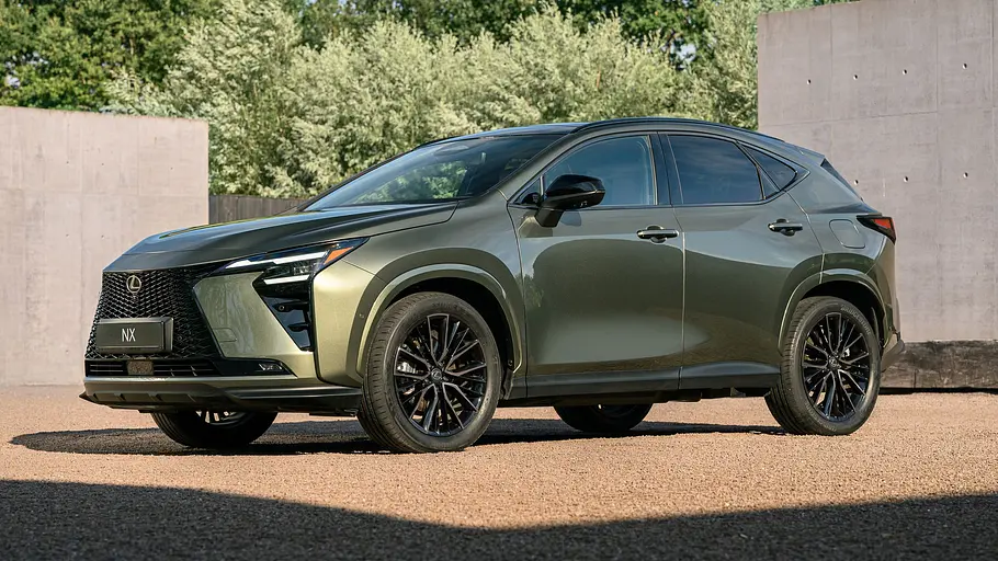 Lexus NX Facelift Das Lexus NX Facelift statisch von schräg vorne links.